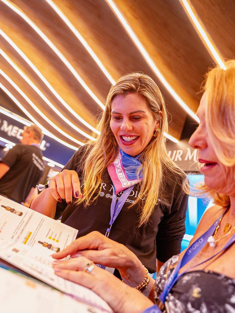 Letreiro neon CONGREHOF e seringa cenográfica